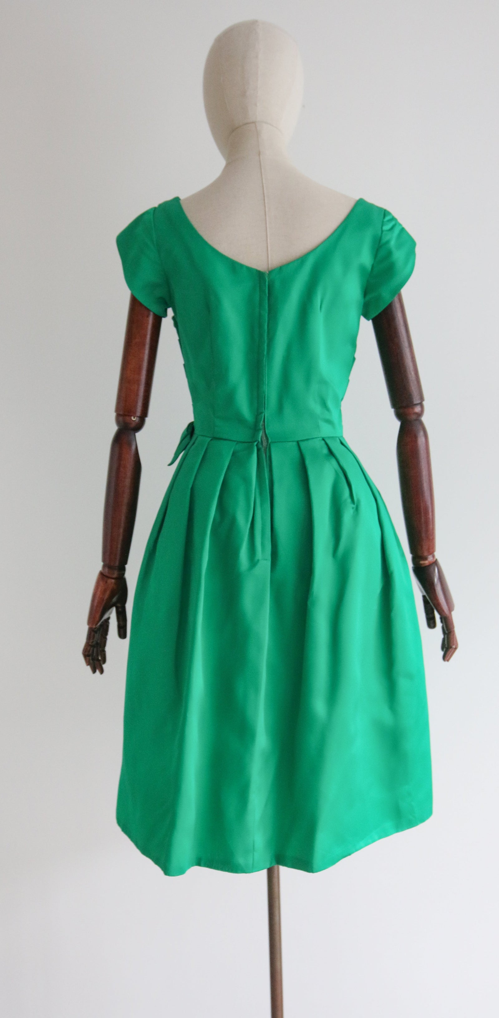 Emerald Bow" Vintage 1950's Emerald Green Pleated Bow Dress UK 8 US 4 Willow Hilson Vintage Emerald Bow" Vintage 1950's Emerald Green Pleated Bow Dress UK 8 US 4 Willow Hilson Vintage