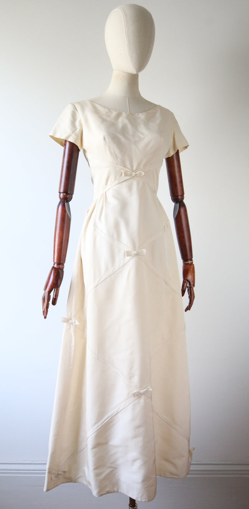 "Bows & Buttons" Vintage 1950's Cream Bow & Button Back Evening Dress UK 8 US 4