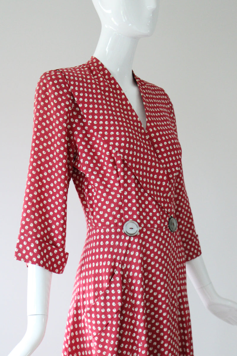 "Apostrophe Red" Vintage 1940's Red & White Apostrophe Print Robe UK 8-10 US 4-6