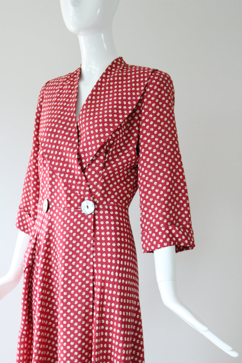 "Apostrophe Red" Vintage 1940's Red & White Apostrophe Print Robe UK 8-10 US 4-6
