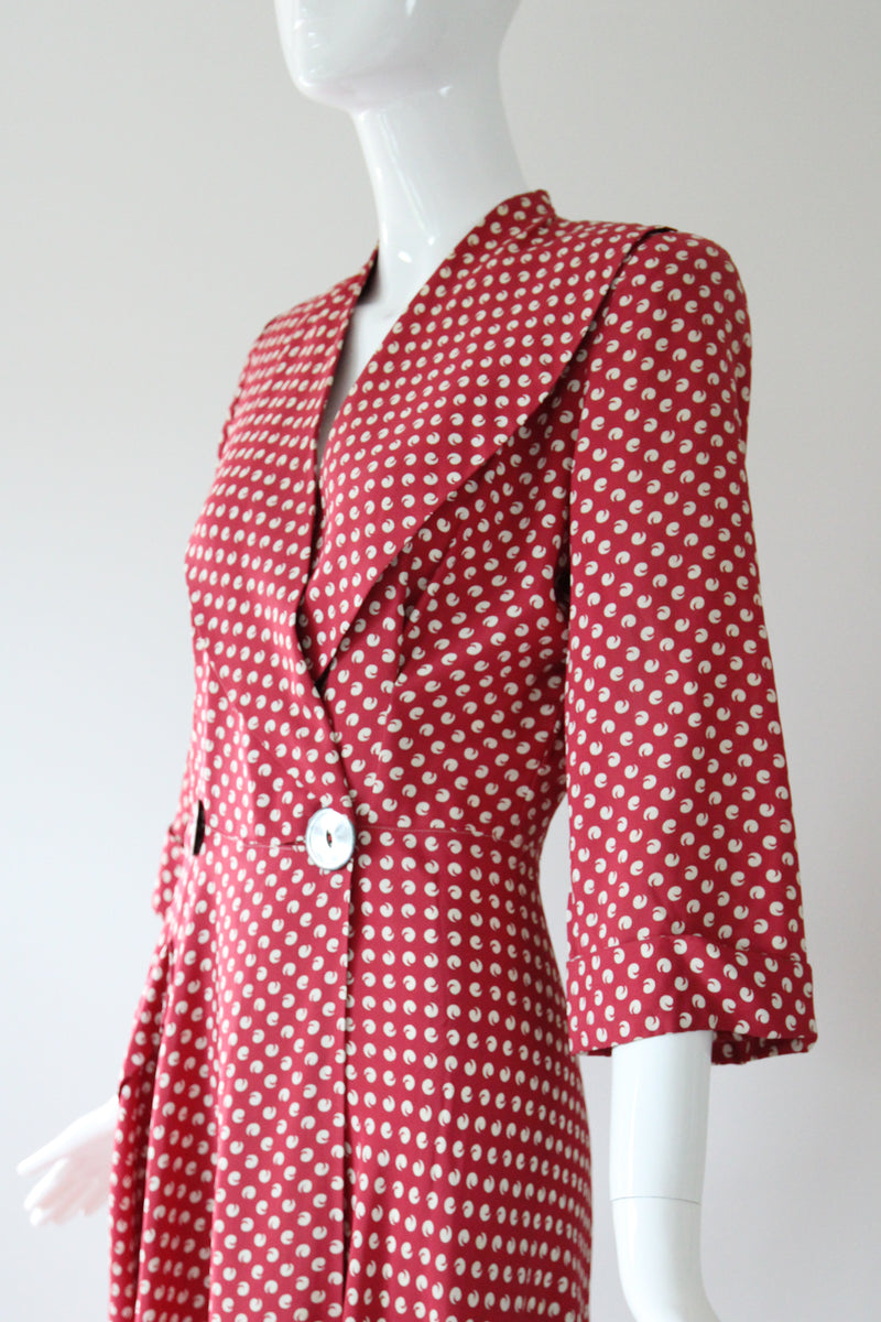 "Apostrophe Red" Vintage 1940's Red & White Apostrophe Print Robe UK 8-10 US 4-6