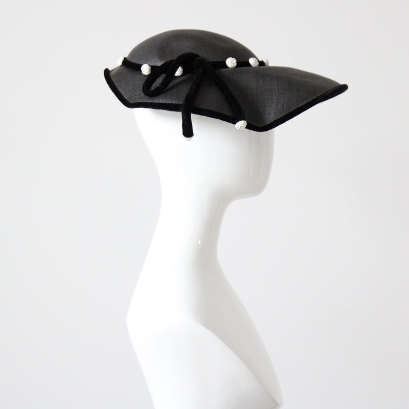 "Scallop Straw & Velvet" Vintage 1950's Black Straw & Velvet Scalloped Saucer Hat