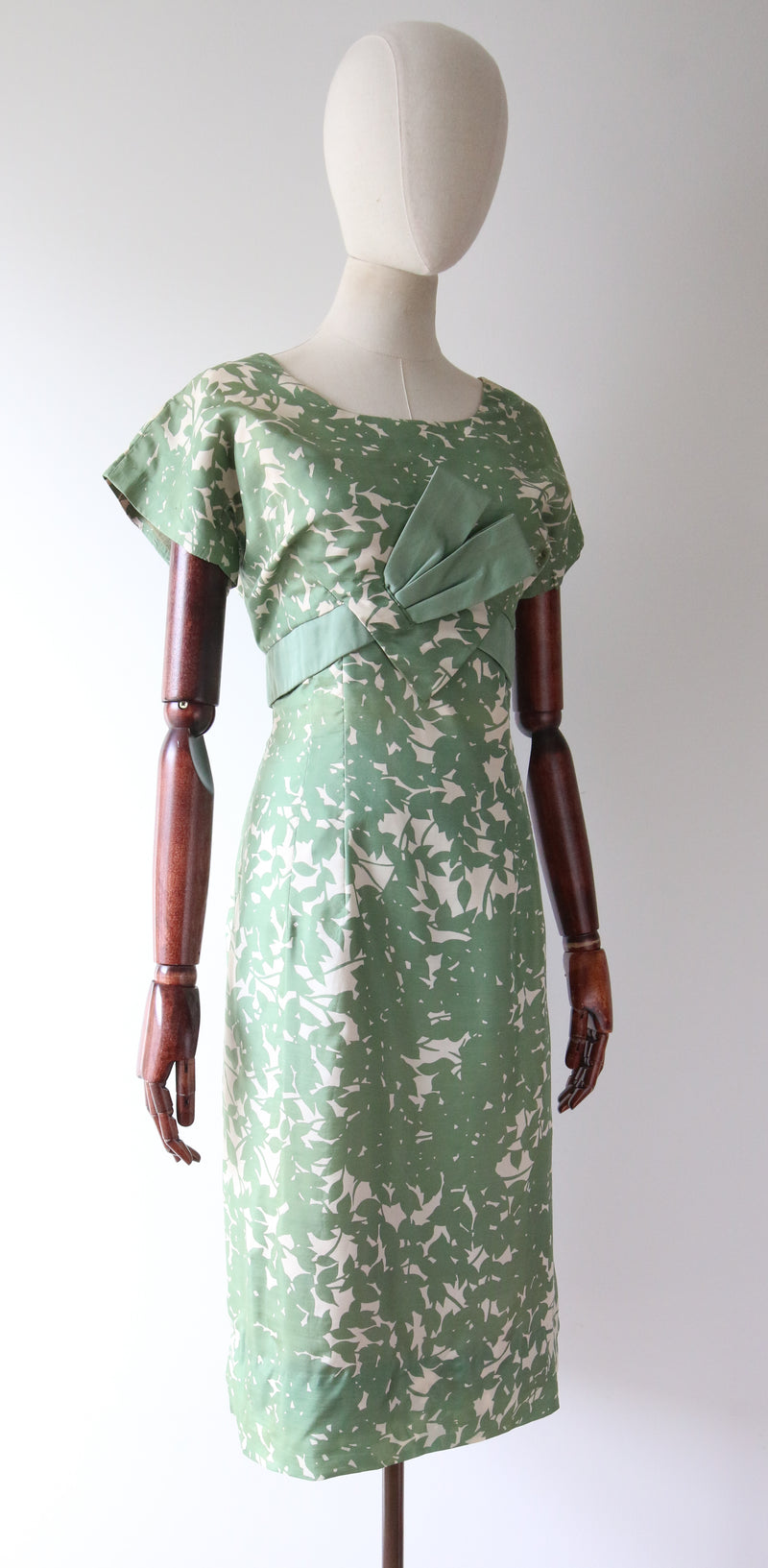 Green Leaves" Vintage 1950's Green & Cream Silk Floral Dress UK 12-14 Willow Hilson Vintage Green Leaves" Vintage 1950's Green & Cream Silk Floral Dress UK 12-14 Willow Hilson Vintage