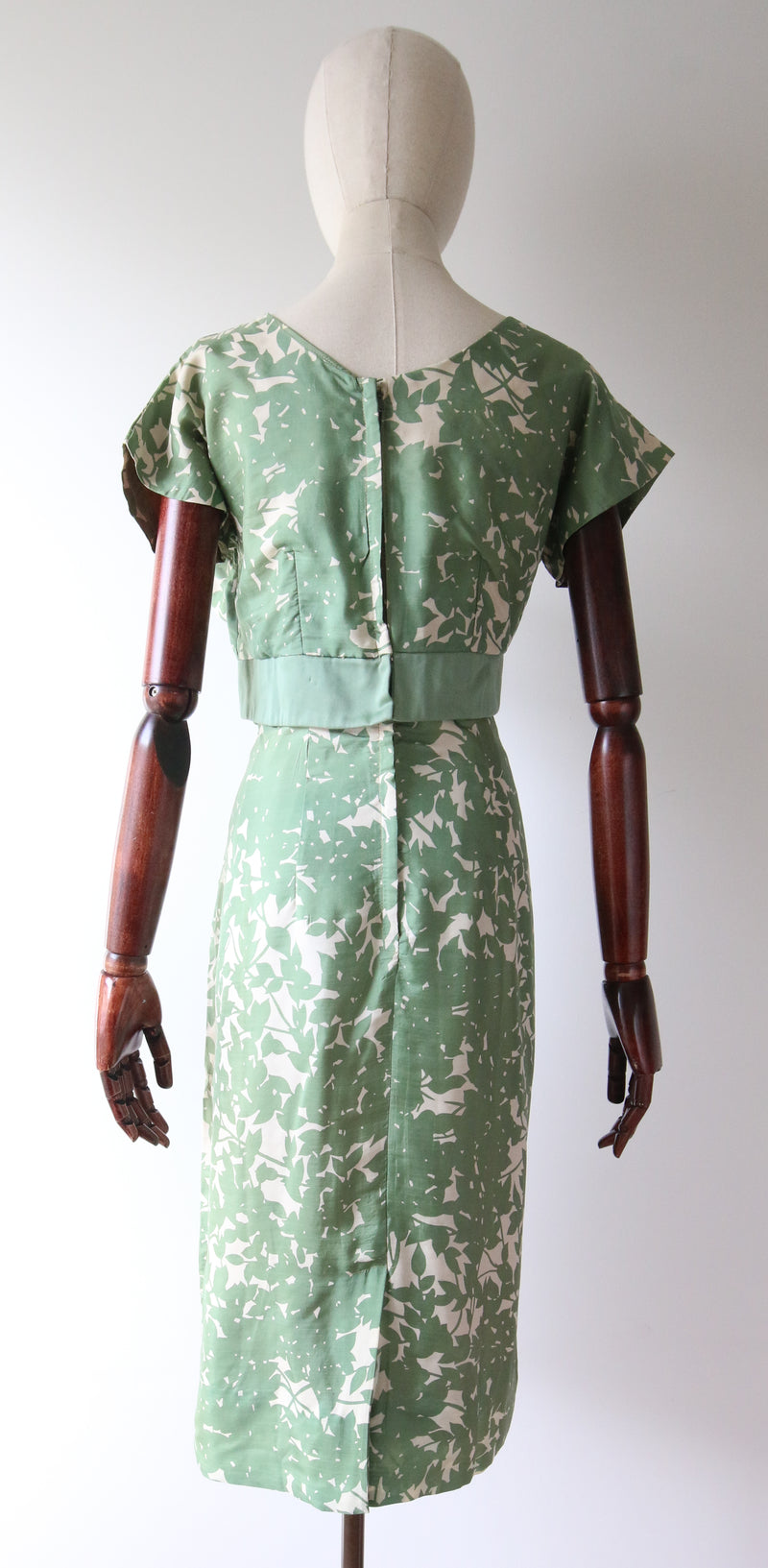 Green Leaves" Vintage 1950's Green & Cream Silk Floral Dress UK 12-14 Willow Hilson Vintage Green Leaves" Vintage 1950's Green & Cream Silk Floral Dress UK 12-14 Willow Hilson Vintage