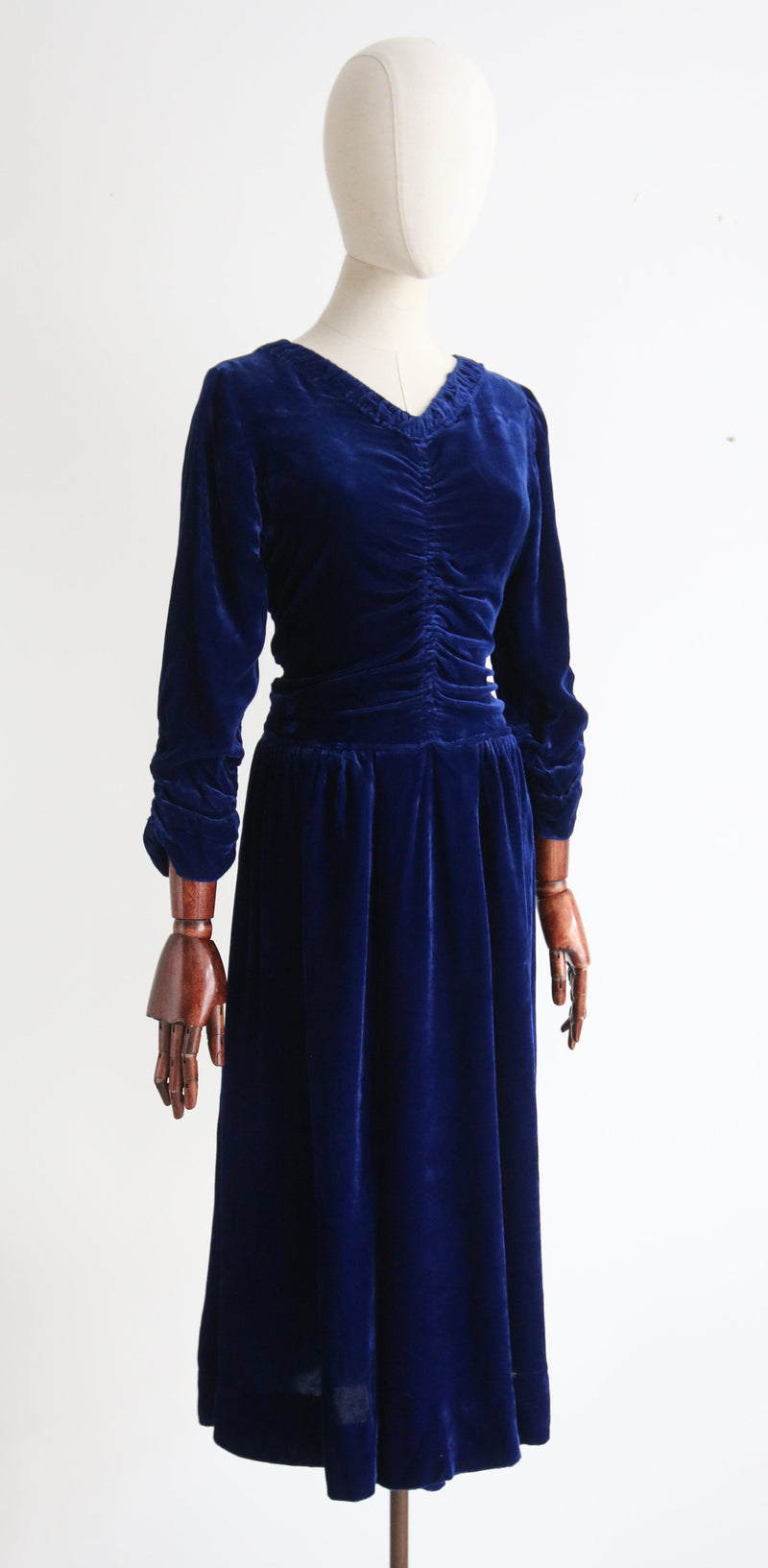 Azure Blue Velvet" Vintage 1930's Azure Blue Silk Velvet Dress UK 10 Willow Hilson Vintage Azure Blue Velvet" Vintage 1930's Azure Blue Silk Velvet Dress UK 10 Willow Hilson Vintage