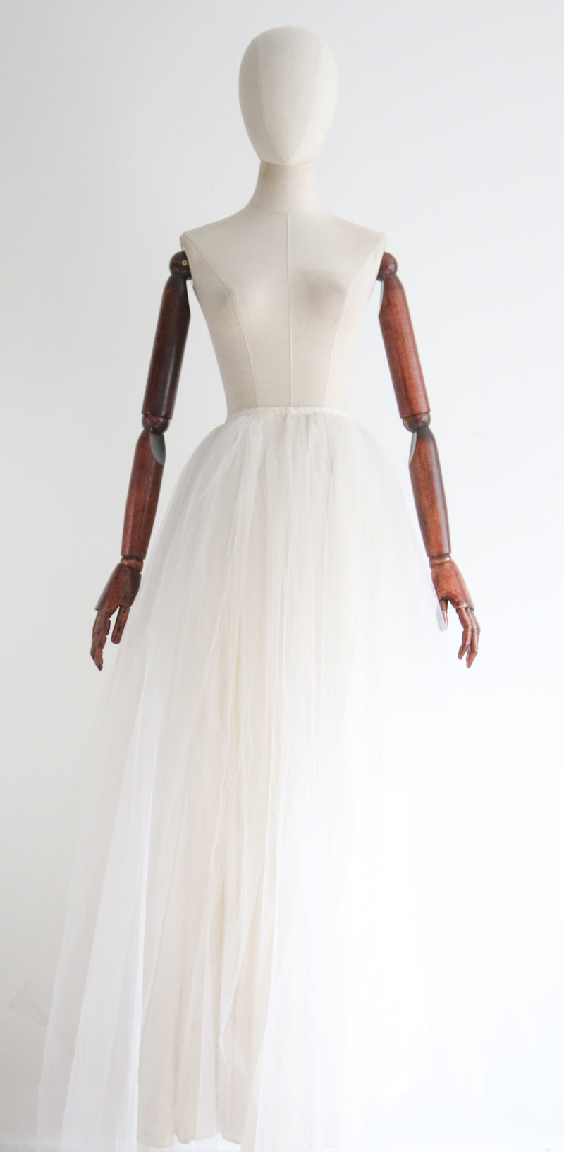 Layers of Tulle" Vintage 1950's Ivory Tulle Petticoat UK 10 US 6 Willow Hilson Vintage Layers of Tulle" Vintage 1950's Ivory Tulle Petticoat UK 10 US 6 Willow Hilson Vintage