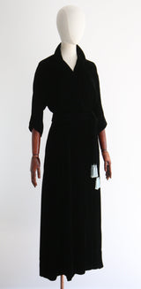 "Midnight By The Nile" Vintage 1950's Black Velvet & Eau De Nil Dressing Gown UK 10-12 US 6-8