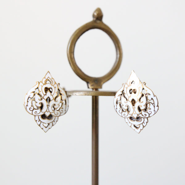 "Filigrée Enamel" Vintage 1940's White Filigrée  Enamel Clip on Earrings