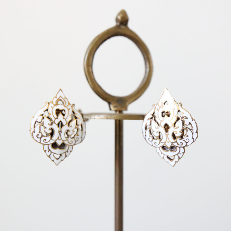 "Filigrée Enamel" Vintage 1940's White Filigrée  Enamel Clip on Earrings