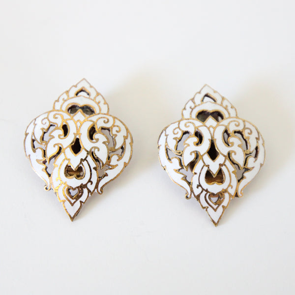 "Filigrée Enamel" Vintage 1940's White Filigrée  Enamel Clip on Earrings