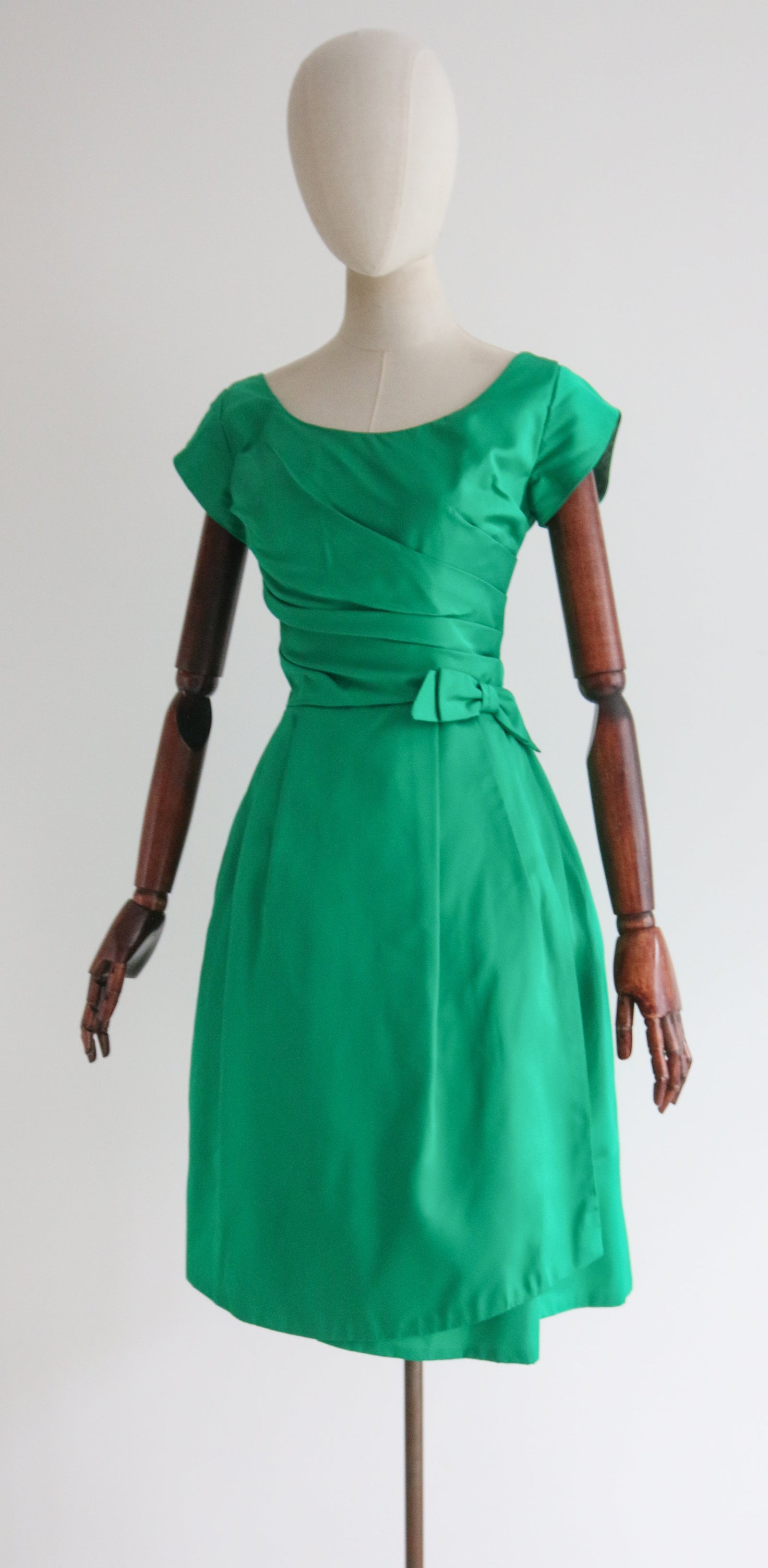 Emerald Bow" Vintage 1950's Emerald Green Pleated Bow Dress UK 8 US 4 Willow Hilson Vintage Emerald Bow" Vintage 1950's Emerald Green Pleated Bow Dress UK 8 US 4 Willow Hilson Vintage
