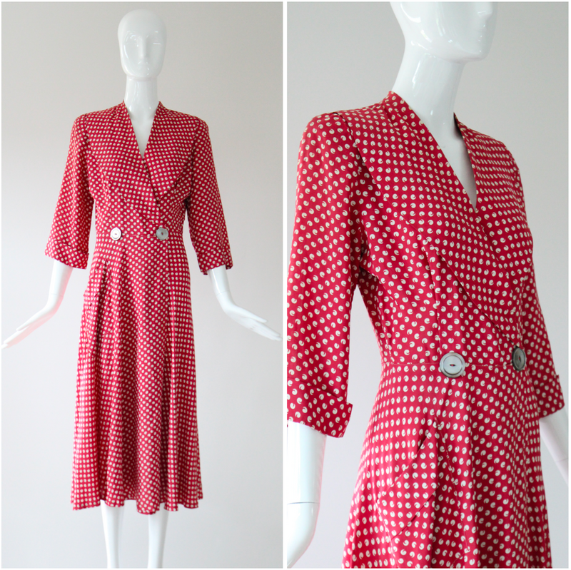 "Apostrophe Red" Vintage 1940's Red & White Apostrophe Print Robe UK 8-10 US 4-6