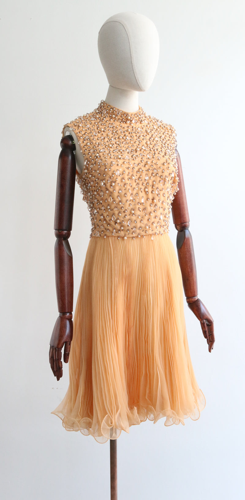 Apricot Pleats" Vintage 1960's Beaded & Pleated Dress UK 8-10 US 4-6 Willow Hilson Vintage Apricot Pleats" Vintage 1960's Beaded & Pleated Dress UK 8-10 US 4-6 Willow Hilson Vintage
