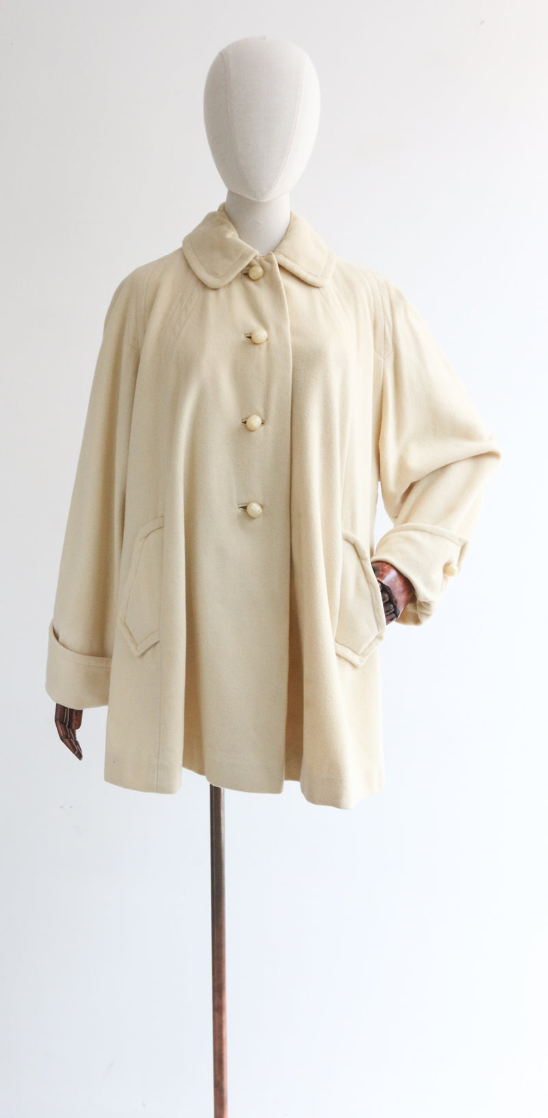 "Cream & Pearlised Buttons" Vintage 1940's Cream Wool Coat UK 14-16 US 10-12